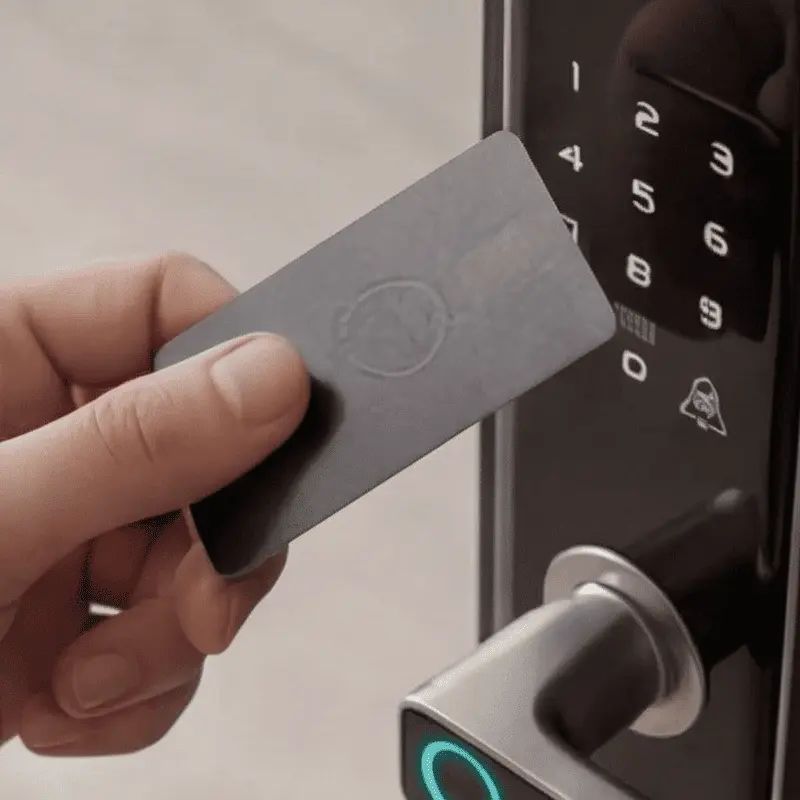 Otkljucavanje vrata sa Bond Design pametnom bravom uz RFID karticu.